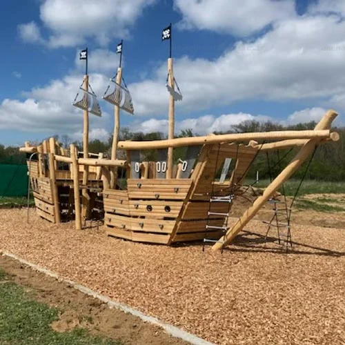 Réalisation d'un sol amortissant de sécurité naturel sur aire de jeux